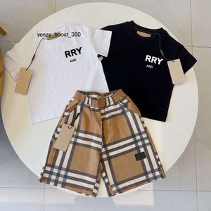 バーバリーズデザイナーベビーキッズTシャツショーツセット幼児の男の子の女の子の服セット夏の白い黒い高級トラックスーツユーススポーツスーツ