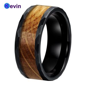 Band 8mm Black Hammer Ring Women Men Tungsten Wedding Band med Real Whisky Barrel Oak Wood Inlay utmärkt utförande Komfort passform