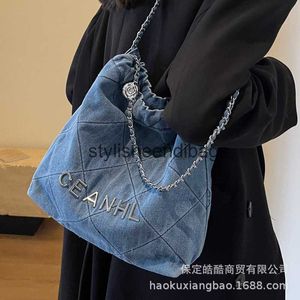 Bolsas de ombro Denim grande bolsa para mulheres 2023 novo outono e inverno lazer diamante grade cadeia ombro com capacidade de deslocamento tote H240401