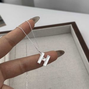 Mode av hög kvalitet hästspänne halsbandsgris sterling silver h brev för kvinnor med logotyp