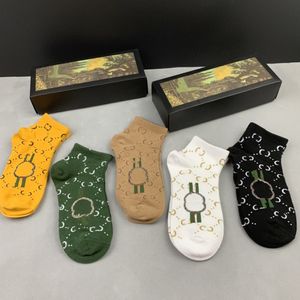 Designesr Erkek Kadın Çorap Sıradan Sonbahar Saf Pamuk Spor Örgü Mektup Nakış Moda Socks Hediye Kutusu Bir Lot Beş Çift.