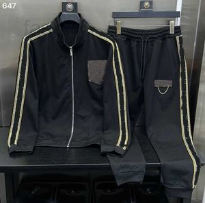 디자이너 2024 Winter Men 's Tracksuits 럭셔리 디자이너 벨벳 패브릭 가죽 가슴 포켓 스포츠웨어 트랙 정장 조깅 땀 훈련 정장 크기 M-4XL N2KQ