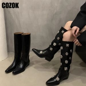 Stiefel Black Metal Decoration Knie High Stiefel Damen 2023 neuer Designer Vintage Knight Boot Women Low Heels Chic weibliche Schuhe