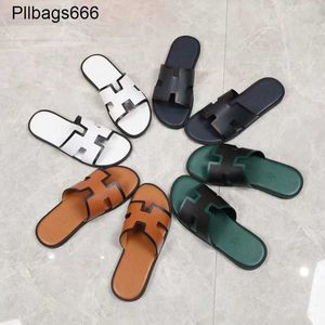 Mens Chinelo Izmiss Designer Sandálias 2024 Nova Tendência de Couro Europeu Respirável Praia Não Slip Flip Flops Personalizado Estilo Versátil Tem Logotipo