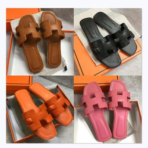 2024 Seksi Terlik Kadın Femmes Pantoufles Tasarımcı Sandales Tasarımcı Sandalet Kızlar Sandal Terlik Slaytları Deri Düz Oduny Mules Lüks Platform Ayakkabı Sandales