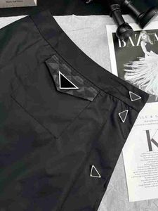 Röcke Designer 2023 Neue Mode Split Patchwork Black Midi Women Hohe Taille Dreieck Badge Casual Minirock Giqw 3Uqz
