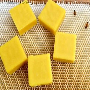 Ręcznie robione mydło czyste naturalne żółte cząstki pszczelego cząstki organiczne w pszczelego pokarmowego mydła surowce czyste narzędzia pszczelego pszczelego Y240401