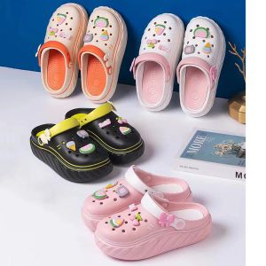 Sandalet Yaz Baotou Kadın Delik Ayakkabıları 2023 Yeni Dış Giyen Kalın Sole Slip Slip Slip Slippers Yumuşak Sole Kek Topuk Sandal Terlik