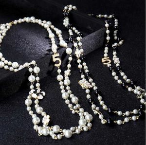 女性のためのトレンディな長い真珠のネックレスフラワーナンバー5レイヤードセーターネックレス