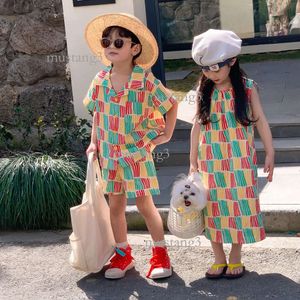 Designer märkeskläder sätter barnsyskor kläder sommar pojkar flickor kontrast vertikal rand lös korta ärm shorts set ärmlös kjol 230608
