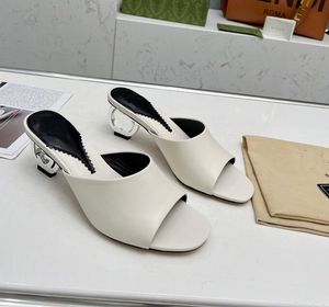 Qualitätsdesignerin Neue Sandalen im Schaffellstoff mit Skulptur-Fersen-Metall-Baguette-Muster, Outdoor-Schuhe Größen 35-43 mit Schachtel
