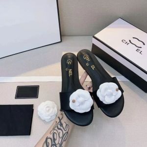 디자이너 신발 2024 파리 여자 디자이너 샌들 여름 해변 고급 채널 비 슬립 캐주얼 아파트 여성의 인쇄 편지 플립 플롭 크기 35-42