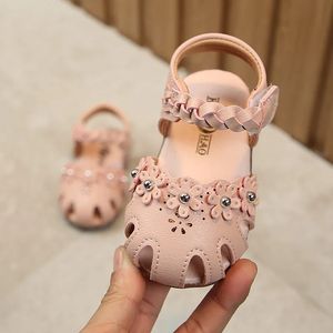 Sommar baby sandaler flickor mjuka botten söta barn skor vita rosa små barn anti kick strand sandaler småbarnskor csh1018 240318