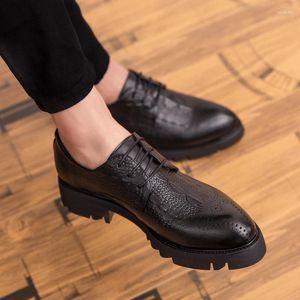 Freizeitschuhe Britischer Stil Herrenmode Hochzeit Party Tragen Plattform Schnür-Derby-Schuh Schwarz Original Leder Carving Brogue Schuhe