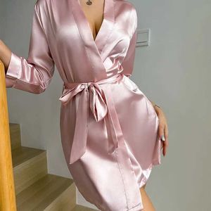 H88S Sexig pyjamas Womens V-hals Sexig Silk Robe With Belt Short Satin Kimono Robe Sleepwear Bathrobe Bridesmaid Party Dressing Gown 2404101