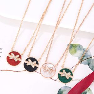 High Edition Neue V-Gold-Halskette mit kreisförmigem Kreuz für Damen, weiße Fritillaria, besetzt mit Diamanten, leichter, luxuriöser, einfacher und hochwertiger Kragenkette