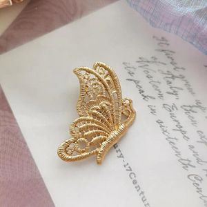 Broszki Cindy Xiang Metal Butterfly for Women Alm Material Office Lady Owad Pin Gold Kolor Przyjazd 2024