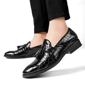 Sapatos casuais masculinos vestido deslizamento em couro vintage negócios oxfords plana fundo macio calçados masculinos primavera borla mocassins para homem