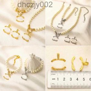 18k Gold Plated Necklace Armband Stud Earring Märke C Designer Women Diamond Pendant Choker Pearl Chain Silver Three-Piece Set Smyckesgåvor Wii1