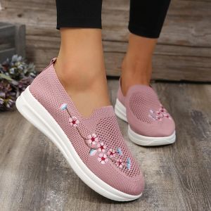 Lägenheter Kvinnor Flats Softsoled Sneakers Embroider Breattable Sticked Platform Sneakers Woman Chinese Style Flowers Casual Shoe Plus Size