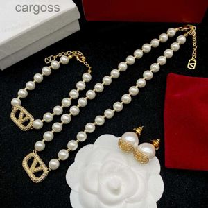 Novas vendas de luxo designer pérola colar pulseira brincos clássico alfabeto incrustado zircão moda conjunto jóias banquete casamento festa presentes alta qualidade 2m8h 2m8h