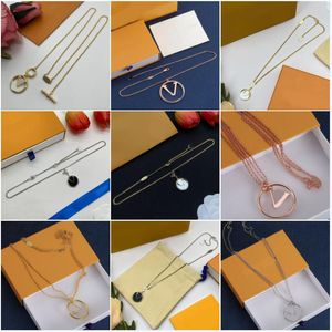 Luxury Designer Pendant Necklace Elegant Crystal Clover Letters Charm Necklace For Woman Silver Gold Plated Chain Choker Fashion Diamond Jewelry High Quality