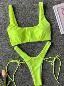 Costumi da bagno da donna Il nuovo costume da bagno a forma di T delle donne del bikini verde neon del 2024 con gamba lunga e costume da bagno da bagno delle donne del Brasile costume da bagno a due pezzi J240330