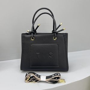 Kvinnors handväska stor kapacitet modedesign nisch handväska 2024 ny bokstav axelväska mode crossbody väska för flickor