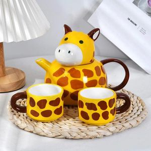 Set di stoviglie per il tè Set di animali con giraffa carina Tazza Decorazione natalizia Tazza Regalo di compleanno in ceramica per bere cartoni animati creativi