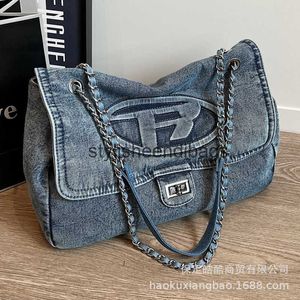 Сумки на плечо Универсальная сумка большой вместимости для женщин 2023 Новая модная сумка маленького размера с джинсовой цепочкой через плечо H240401