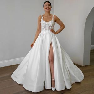 Stilvolle, applizierte Brautkleider, Perlen, seitlich geteilte Brautkleider, Pailletten, A-Linie, Sweep-Zug, Satin, Vestido de Novia