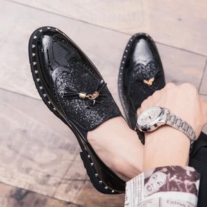 Sapatos casuais masculinos moda noite baile calçados de couro patente borlas deslizamento-on sapato de condução esculpido brogue respirável mocassins tênis