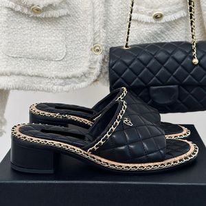 Mulheres deslizamento em sandálias designer de pele de carneiro salto grosso 2cm/4cm com chinelos de corrente clássico matelassé slies verões 24ss flip flop ao ar livre sapatos de praia menina sapato casual