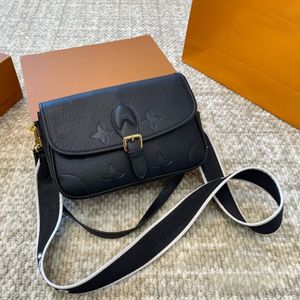 Toppdesigner läder präglad axelväska kvinnor diane handväska klassisk mode crossbody purses lyx varumärke dam broderade band messenger totes