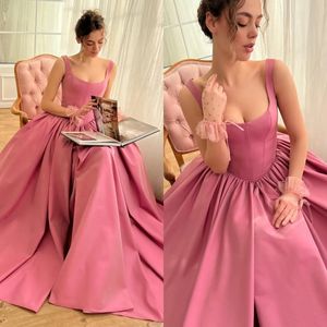 ピンクのラインイブニングドレス