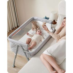 Sicheres und sicheres Stubenwagen-Babybett für Neugeborene mit 4-fach höhenverstellbarer automatischer Verriegelung und atmungsaktiver Netzmatratze – ideal zum gemeinsamen Schlafen