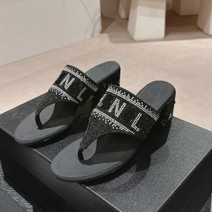 Tongs kadın lüks tasarımcı sandalet tıknaz yavru kedi topuk katırlar slip-on harf rhinestone kama gündelik vintage flip flopları hediye için toz çantası ile açık rekreasyon