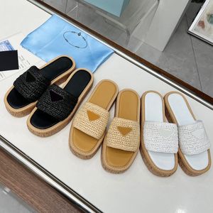 2024 Roma designer sandali da spiaggia intrecciati in pelle di vitello tacchi spessi Pantofole moda Pantofola Pantofola in pelle Sandali da donna Hotel Bagno Sandali da donna sexy 35-40