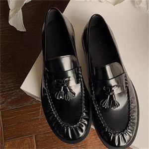 Klänningskor Tassel för kvinnor veckade chassure femme runda tår klackar läder damer grunt zapatos mujer sömnader kvinnliga loafers