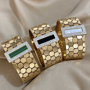 Kedja kort och knubbig rostfritt stål armband med en bred ihålig bikake geometrisk form med strassgrön skal manschetter vattentäta smycken Q240401