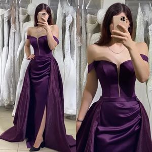 エレガントな紫色のイブニングドレスオフショルダーパーティープロムドレスプリーツ特別な機会のために長いドレスオーバースカート