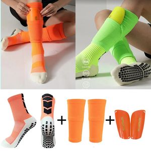 Tüm Sezon Bir Set Spor Ekipmanı Anti Slip Soccer Socks Yetişkin Futbol Shin Muhafızları Cep Bacak Kılıfları ile Pedler Sock 240322