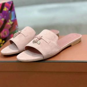 Utomhus casual skor lyxdesigner kvinnor män skjutreglage mode sommar läder mule charms sandal flicka platt toffel strand man loafer glidbanor 10a toppkvalitetsresor b45