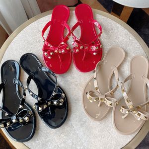 Designer Flip Flops Nieten Hausschuhe Frau Flache Sandalen Leder Sommer Strand Slipper Gummisohle Druck Luxurys Slides Mode Kausal Slipper mit Box