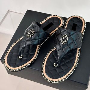 Infradito da donna Infradito Designer Pelle di pecora trapuntata Pantofole matelasse con catena Scarpe da spiaggia Scivoli classici Ragazze Muli Tacchi bassi grossi Scarpe casual estive