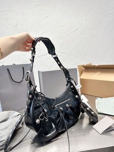 أكياس أكياس أكياس الدراجات النارية مصمم الكتف الأصلي Le Cagole Bag Women Women Fusticure Half-Moon Tote Black Hight Quality