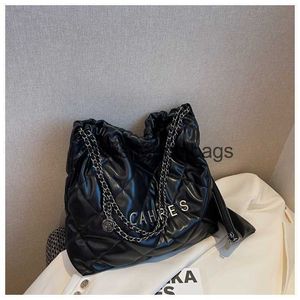 Axelväskor 2023 Ny Xiaoxiangfeng Lingge Chain Bag stor kapacitet Casual mångsidig skräp Womens H240401