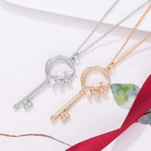 Vine Key Necklace Kvinnors 18K Gold Rose Gold Diamond Flower och LEAF Light Luxury Trend, Collar Bone Women's Chain