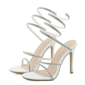 Klänningskor Vita sandaler för kvinnor sommar 2024 Fashion Design Crystal Rhinestone Snake Forme Surround Ankel Strap High Heels Shoes H2404015ZG5