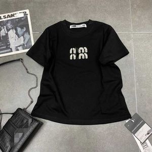 女性のパーカースウェットシャツMMファミリー24SS胸にビーズの文字刺繍が付いた半袖ティー、カジュアルなスリーブスJK3xのためのファッショナブルな汎用性のあるTシャツ